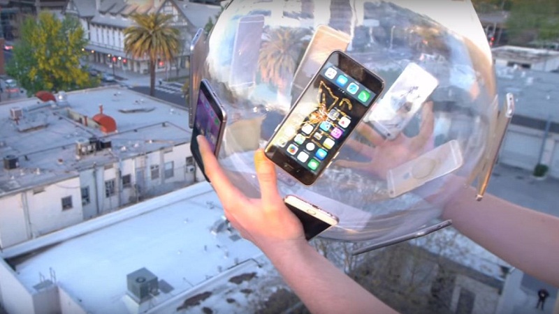 Thả bóng thủy tinh gắn 12 chiếc iPhone 6s từ độ cao 30 mét và kết quả? Thả bóng thủy tinh gắn 12 chiếc iPhone 6s từ độ cao 30 mét và kết quả?