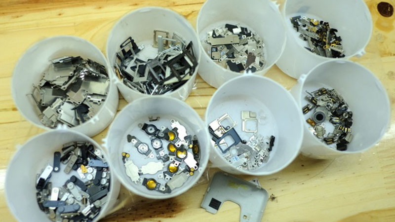 các linh kiện được tháo ra từ máy hỏng các linh kiện được tháo ra từ máy hỏng