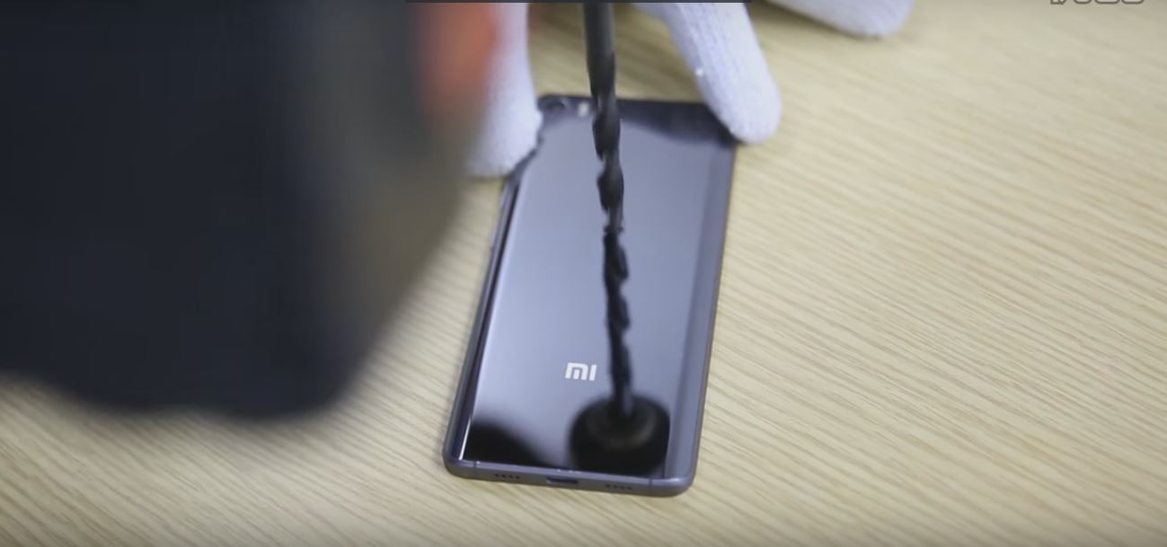 Dùng đến cả khoan bê tông Dùng đến cả khoan bê tông