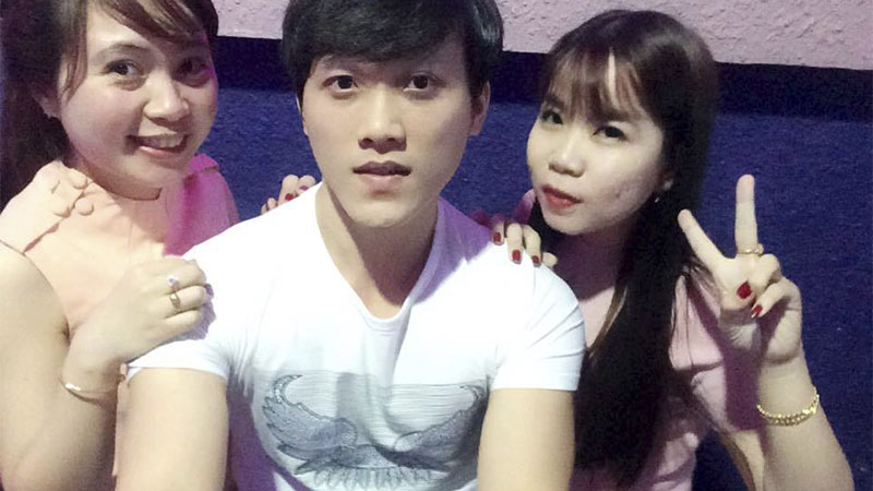 Selfie bằng smartphone và sau đó có thể đăng lên Facebook trong... một nốt nhạc Selfie bằng smartphone và sau đó có thể đăng lên Facebook trong... một nốt nhạc