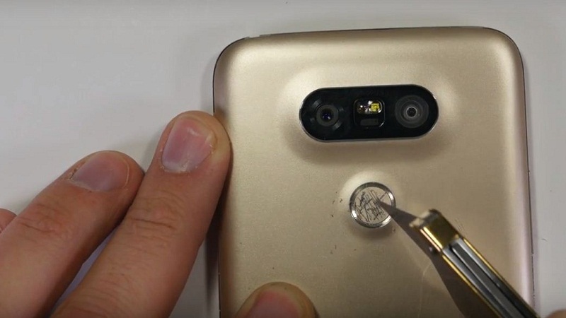 Mổ xẻ LG G5 khiến máy lộ ra một điều bí mật Mổ xẻ LG G5 khiến máy lộ ra một điều bí mật