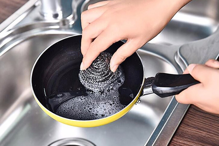 Cleaning the pan with a rough cloth can make it toxic.