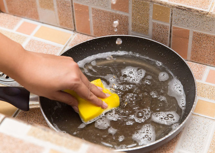 Use a sponge to clean the non-stick pan.