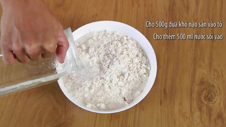 Bước 1 Ngâm và vắt nước cốt dừa Dầu dừa bằng nồi cơm điện