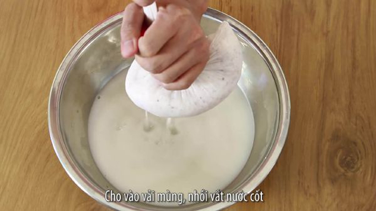 Bước 1 Ngâm và vắt nước cốt dừa Dầu dừa bằng nồi cơm điện
