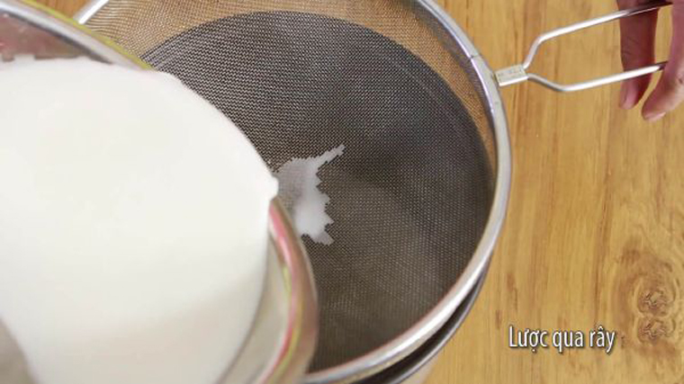 Bước 1 Ngâm và vắt nước cốt dừa Dầu dừa bằng nồi cơm điện