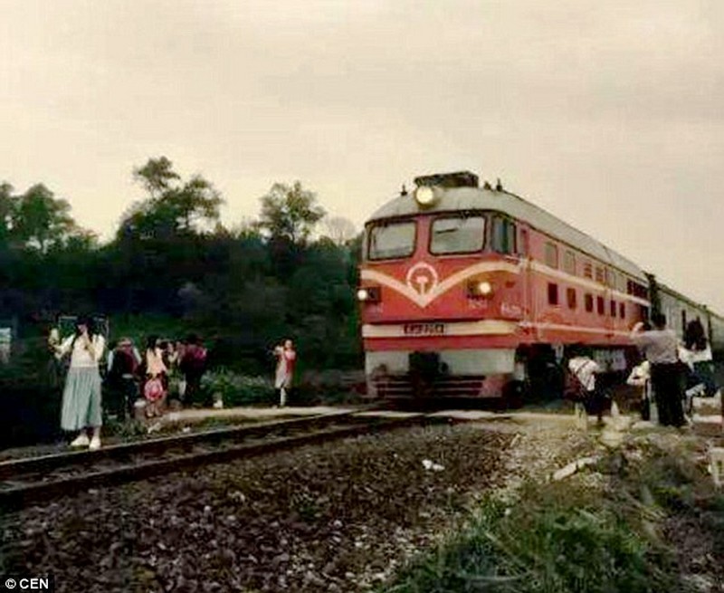 Đau lòng thiếu nữ bị tàu hỏa đâm vì mải chụp ảnh tự sướng Đau lòng thiếu nữ bị tàu hỏa đâm vì mải chụp ảnh tự sướng