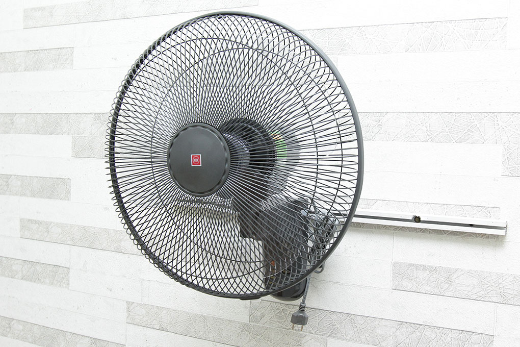 Khi trời nóng và độ ẩm không khí cao, nên dùng quạt điện thông thường