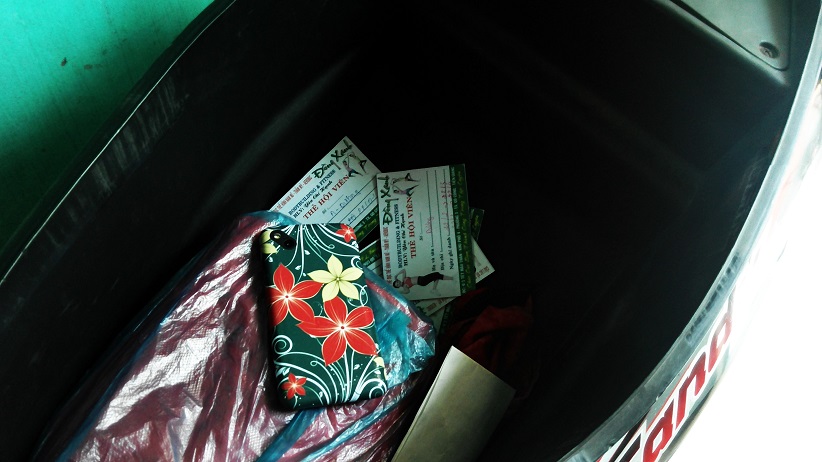 Tuyệt đối không bỏ điện thoại vào trong cốp xe máy