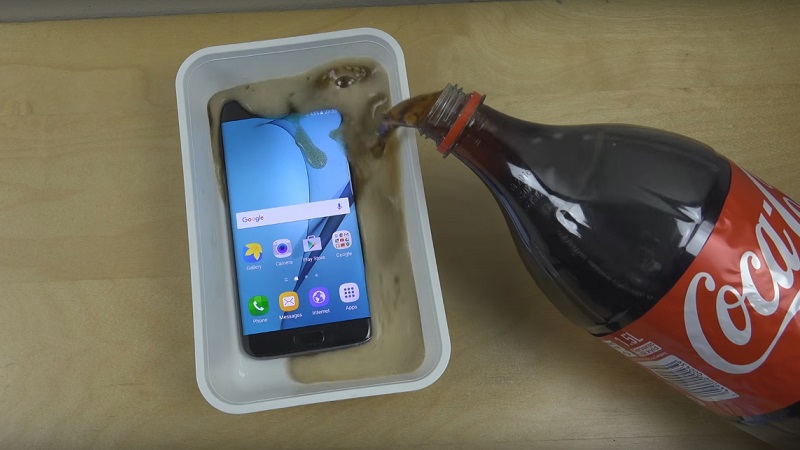 Kiểm tra Samsung Galaxy S7 Edge chống nước bằng Coca-Cola Kiểm tra Samsung Galaxy S7 Edge chống nước bằng Coca-Cola