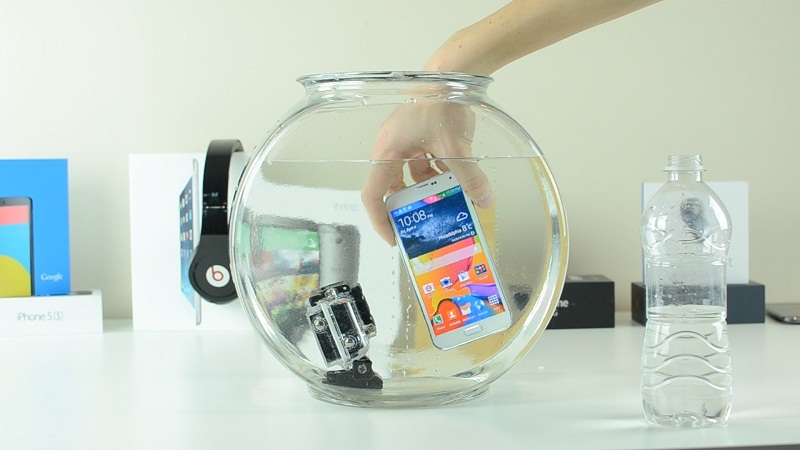 Galaxy S5 vẫn dùng Galaxy S5 vẫn dùng ngon cho dù ở ngoài trời mưa gió trong 210 ngày