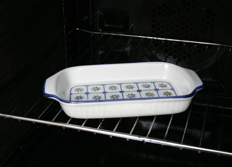 Bake cakes with porcelain and glass molds