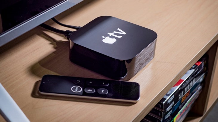 Nối dây cáp HDMI giữa tivi TCL và Apple TV.