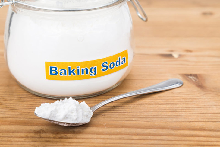 cho một hộp muối nở (baking soda) mở nắp vào tủ để hạn chế mùi hôi