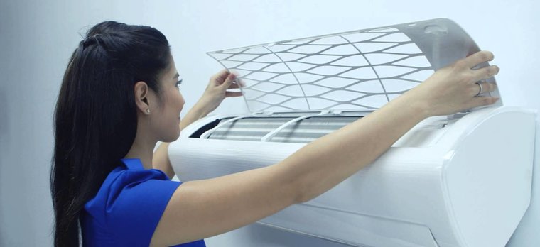 Tiến hành tháo bộ lọc khí rồi rửa qua bằng nước ấm khoảng 30 độ C