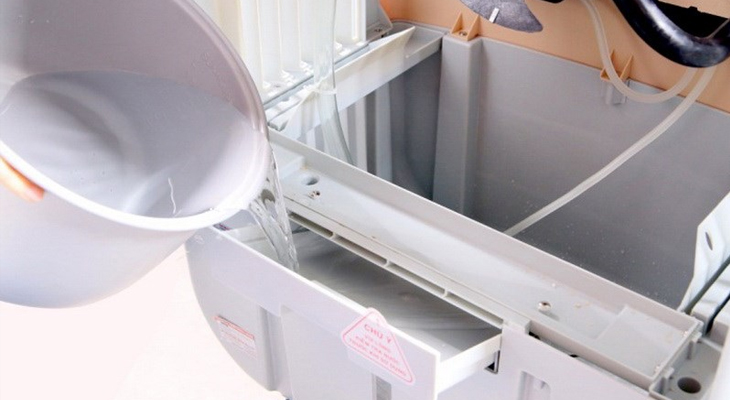 Chỉ cho nước sạch vào bình chứa