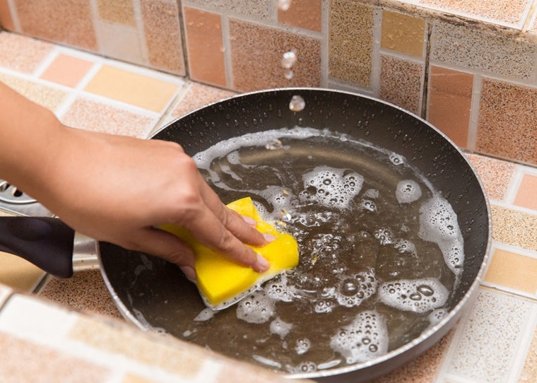 Dùng nước rửa chén và miếng rửa chén mềm để vệ sinh chảo chống dính mới mua
