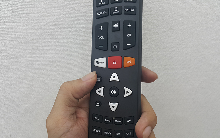 Nhấn nút có hình 3 dấu gạch trên remote