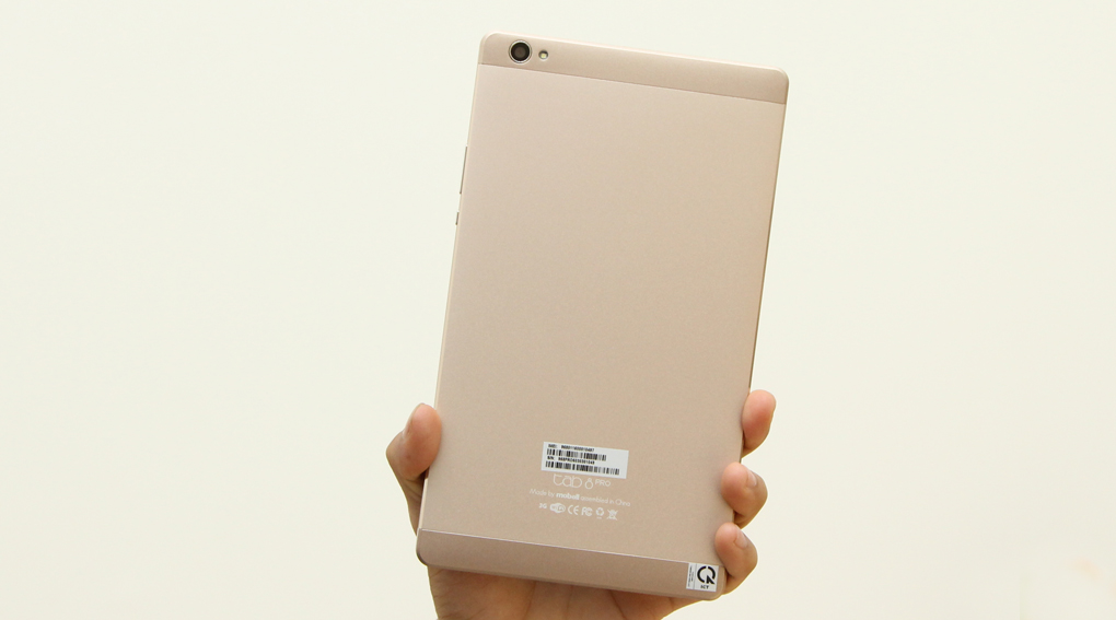 Mặt sau của Mobell Tab 8 Pro được thiết kế đơn giản Mặt sau của Mobell Tab 8 Pro được thiết kế đơn giản