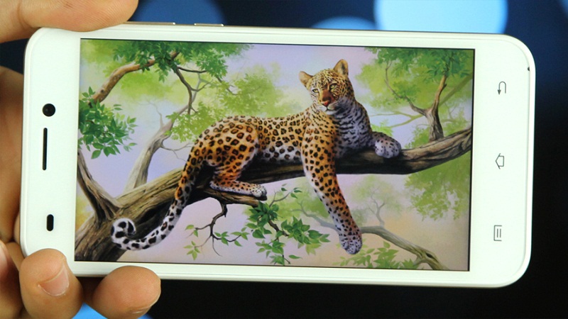 Smartphone phổ thông thương hiệu Việt với chip lõi tứ hạ giá