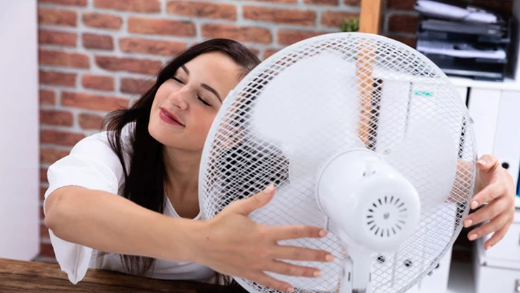 Không nên quạt trực tiếp vào người