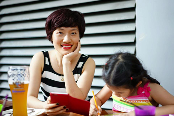 Chị Hương nói rất lo lắng khi không biết vì sao tài khoản mình lại có thể bị hack và quảng cáo cho trang lạ trên Facebook