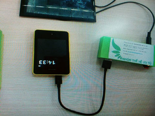 Sinh viên Việt trình làng sạc di động đa năng dùng năng lượng mặt trời Sinh viên Việt trình làng sạc di động đa năng dùng năng lượng mặt trời