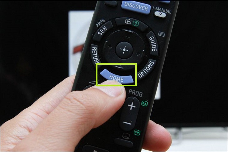 Trên remote tivi Sony, bạn nhấn vào nút Home.