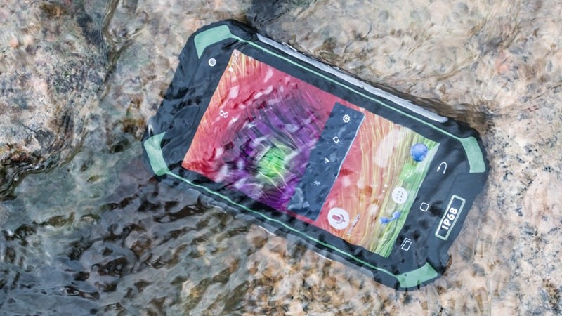 Đóng đinh, đập óc chó, làm thớt thái cà rốt mãi không xước với BV6000