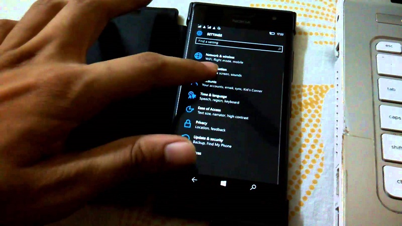 Chạm 2 lần mở máy đã có mặt trên nhiều smartphone Windows 10 Mobile