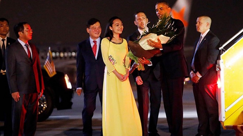 Nữ sinh Hà nội tặng hoa Obama