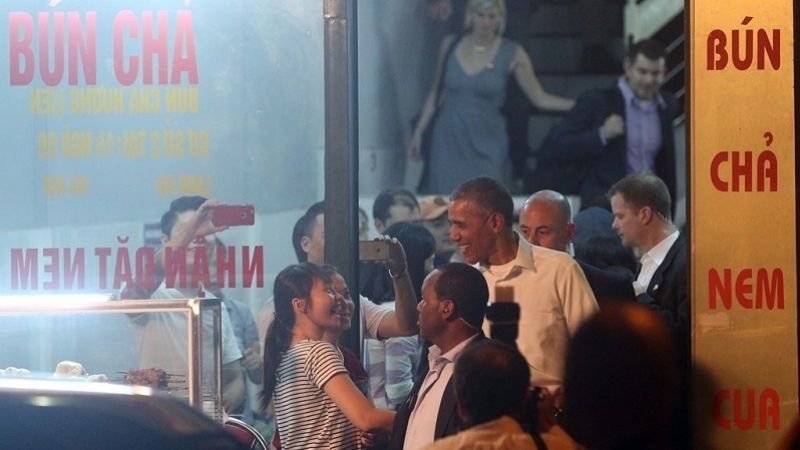 Ảnh ông Obama ngồi ăn bún chả Hà Nội lan truyền chóng mặt trên mạng