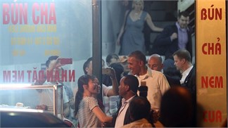 Ảnh ông Obama ngồi ăn bún chả Hà Nội lan truyền chóng mặt trên mạng