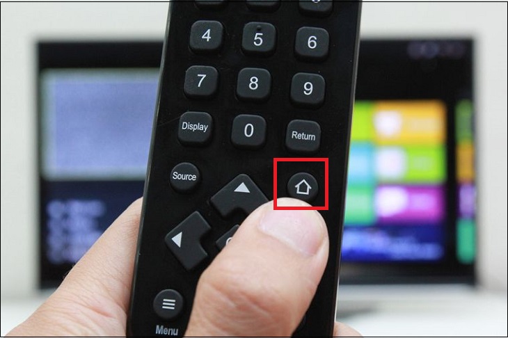 Nhấn nút Màn hình chính trên điều khiển từ xa của TV.