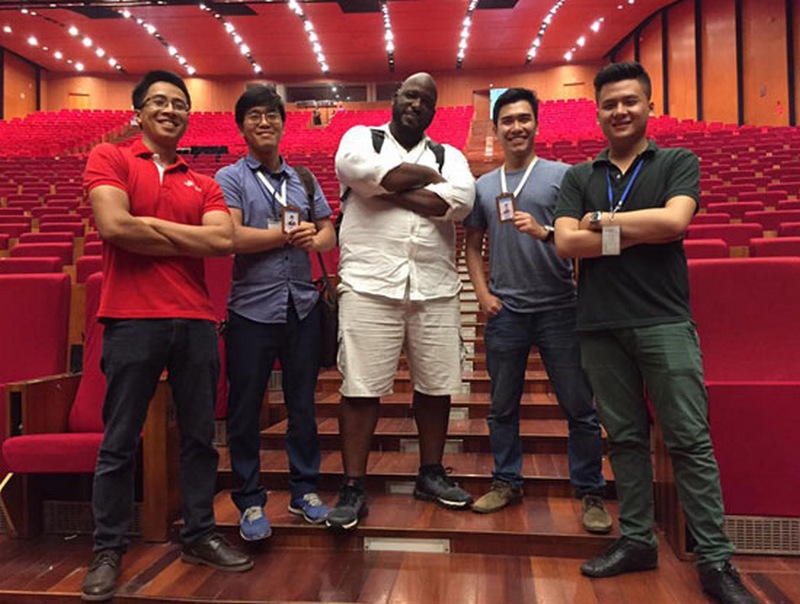 Ông Mario Jones chụp ảnh cùng đội triển khai của NetNam sau khi hoàn thành việc chuẩn bị. (Ảnh: NetNam) Ông Mario Jones chụp ảnh cùng đội triển khai của NetNam sau khi hoàn thành việc chuẩn bị. (Ảnh: NetNam)