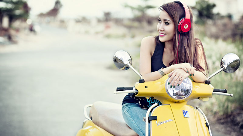 headphone-and-girl-lifestyle headphone-and-girl-lifestyle