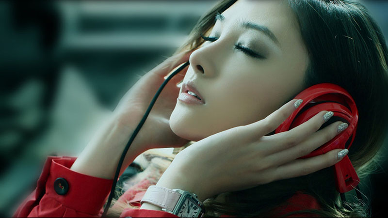 headphone-and-girl headphone-and-girl