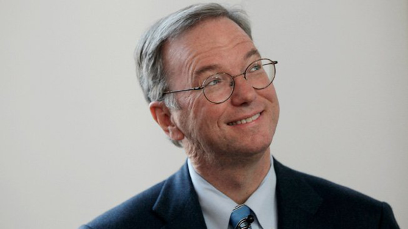 Google Bắt gặp CEO Google trong tay chiếc iPhone, nhưng lại khen Galaxy S7 tốt hơn