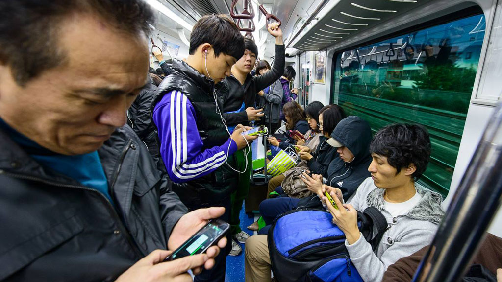 Dùng smartphone thường xuyên có thể gây tăng động Dùng smartphone thường xuyên có thể gây tăng động