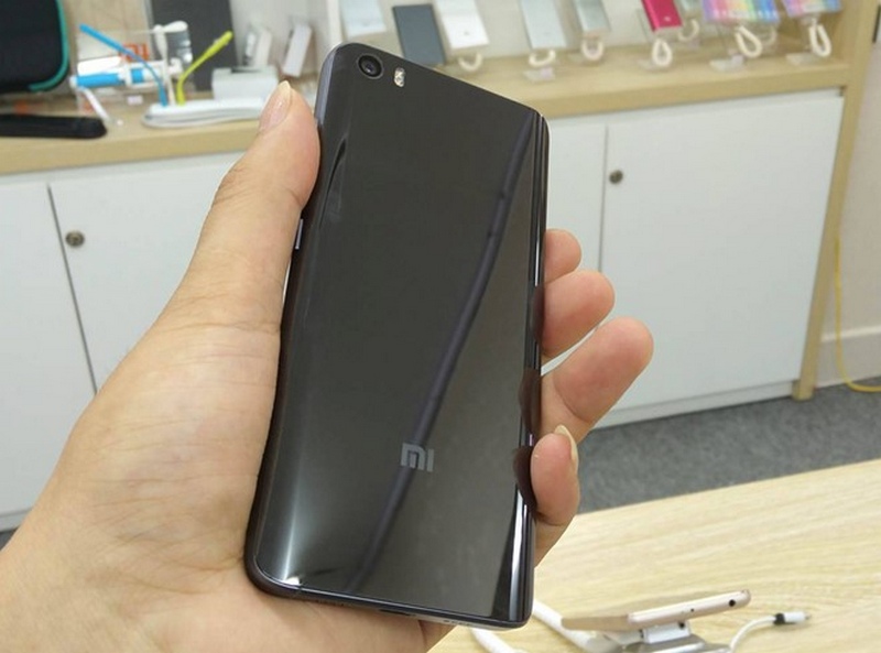 Xiaomi Mi 5 bản vỏ gốm không thể xước về Việt Nam với giá không rẻ