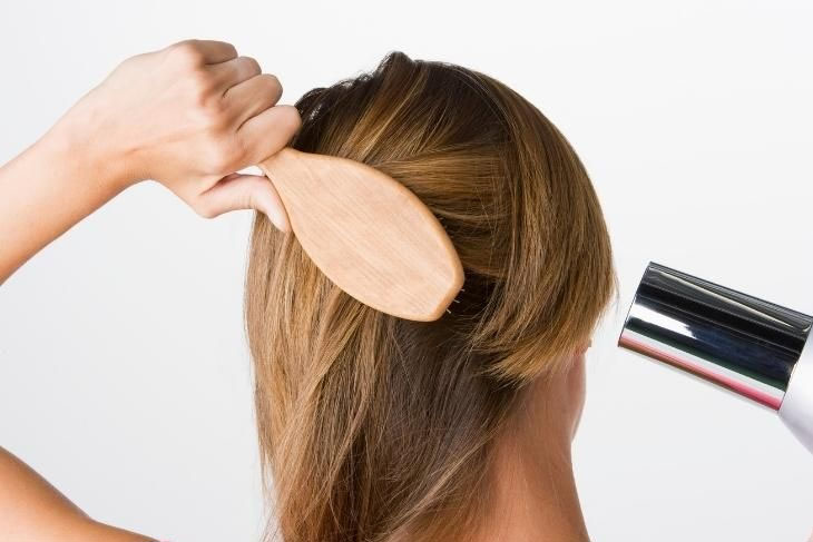 Sấy phần chân tóc trước để tránh bị rối và hư tổn