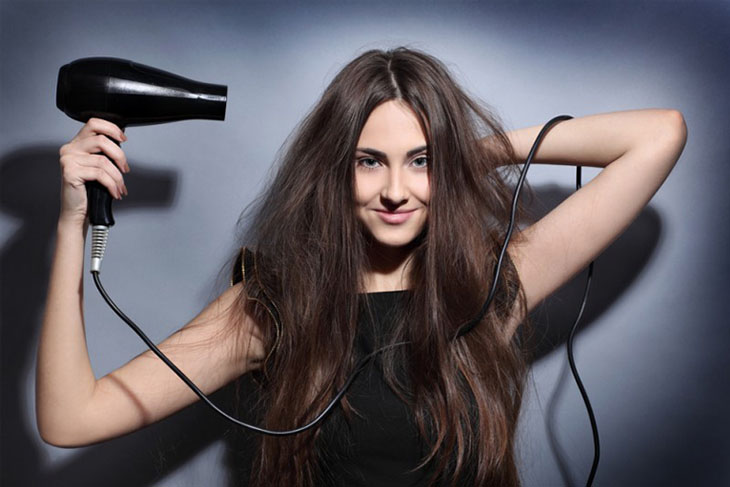 Dùng dầu xả có nên sấy tóc không? 8 thói quen dùng máy sấy tóc chắc khoẻ, suôn mượt