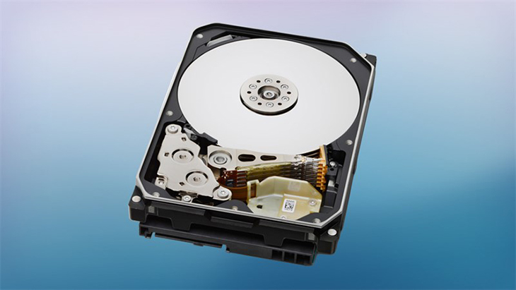 Ổ cứng HDD sử dụng đĩa tròn phủ vật liệu từ tính được xoay trên động cơ