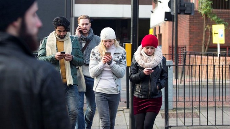 Đưa đèn đỏ xuống đất vì người dùng dán mắt vào smartphone