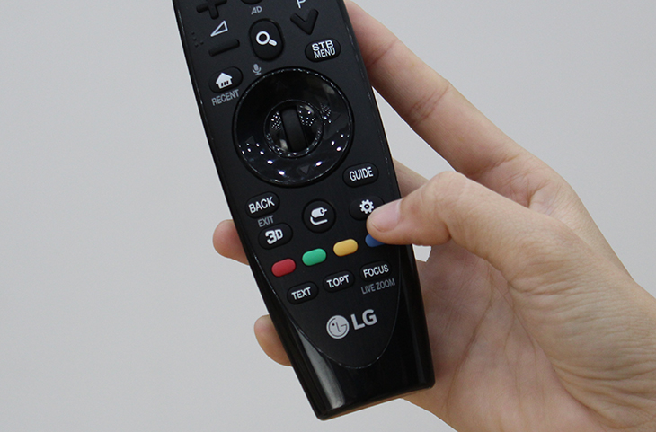 Nhấn nút cài đặt trên remote