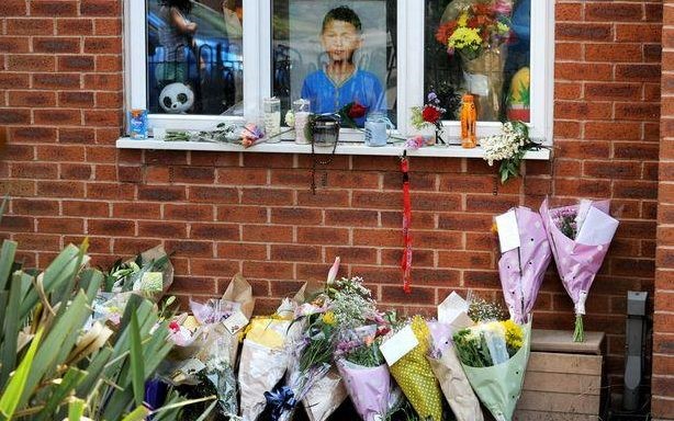 Bạn bè và người thân tiếc thương cậu bé xấu số. Ảnh: Caters