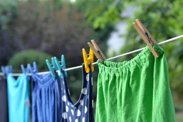 Phơi quần áo sau khi giặt