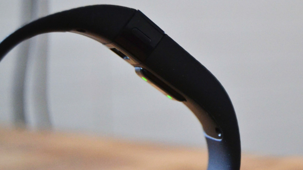 fitbit-charge-hr-vsgarmin-vivosmart-6 fitbit-charge-hr-vsgarmin-vivosmart-6