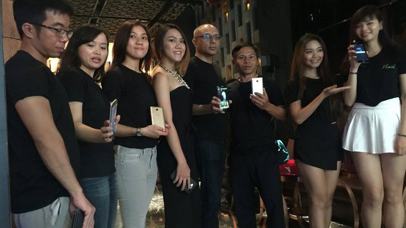 Flash Plus 2 màn hình full HD, giá 3 triệu chính thức lên kệ tại VN