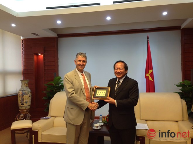 Bộ trưởng Trương Minh Tuấn tặng Giám đốc Ericsson Việt Nam bức tranh tem làm kỷ niệm